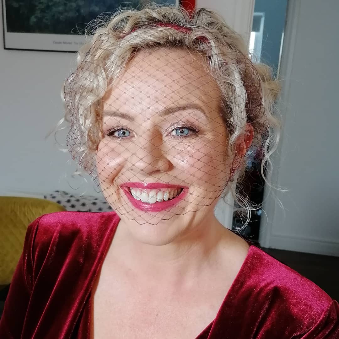 KAREN💕 wearing a stunning Berry toned velvet dress for her wedding day. I've known Karen a few years and was thrilled when she asked me to be part of such a special day. She just radiates happiness in this picture!!
.
#bridalmakeupartist
#irishmakeupartist
#bridalbeauty